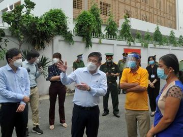 Chủ tịch UBND TPHCM Nguyễn Thành Phong: Y tế sẽ tới tận nhà tiêm vaccine cho người dân ảnh 1