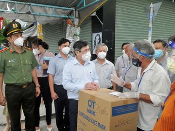 Chủ tịch UBND TPHCM Nguyễn Thành Phong: Y tế sẽ tới tận nhà tiêm vaccine cho người dân ảnh 3