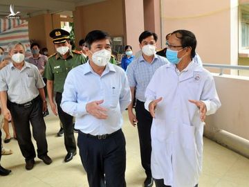 Chủ tịch UBND TPHCM Nguyễn Thành Phong: Y tế sẽ tới tận nhà tiêm vaccine cho người dân ảnh 4