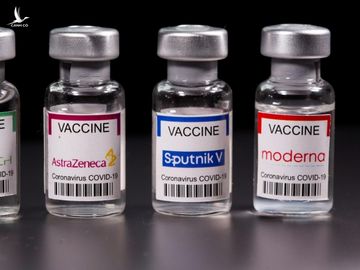 Các mẫu vaccine Covid-19 (từ trái qua phải) của Pfizer, AstraZeneca, Sputnik V và Moderna. Ảnh: Reuters.