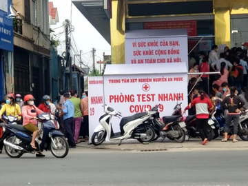 Công nhân đối mặt với nhiều nỗi lo: Lo phải có giấy xét nghiệm để thông hành, lo chi phí để làm xét nghiệm và lo bị lây nhiễm dịch bệnh do phải chen chúc để làm xét nghiệm.