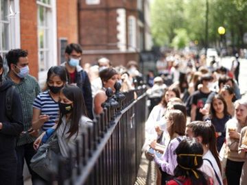 Người Anh xếp hàng chờ tiêm vaccine ở London, Anh tháng trước. Ảnh: Reuters.