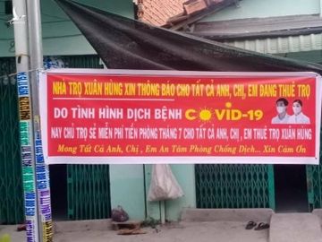 Tấm băng rôn thông báo miễn phí tiền phòng tháng 7 của nhà trọ Xuân Hùng ​ /// ẢNH: NVCC