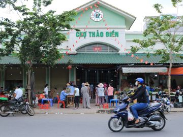 Trước giãn cách theo chỉ thị 16: Người Sài Gòn xếp hàng đi chợ 'nóng lòng sợ hết đồ’ - ảnh 1