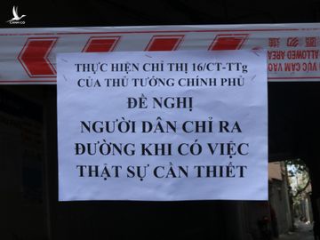 TP.HCM giãn cách theo Chỉ thị 16: Sợi dây 'nhắc nhớ' giăng trước nhiều con hẻm Quận 3 - ảnh 1