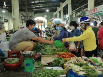 Trước giãn cách theo chỉ thị 16: Người Sài Gòn xếp hàng đi chợ 'nóng lòng sợ hết đồ’ - ảnh 6