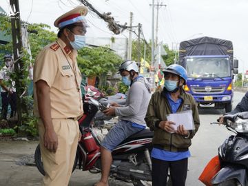 Ông Chiến cũng con trai bị cảnh sát ở chốt kiểm soát TP Tân An, Long An từ chối cho qua. Ảnh: Hoàng Nam.