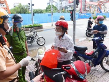 Nhiều người ‘cãi lý’ khi bị lập biên bản vì ra đường không lý do chính đáng - Ảnh 2.