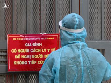 Cán bộ y tế xã Tân Phú, Quốc Oai kiểm tra sức phòng, chống dịch tại một gia đình về từ TP HCM. Ảnh: Võ Hải.