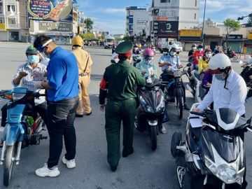 Tại chốt Q.Bình Thạnh, CSGT và kiểm soát quân sự, tình nguyện viên kiểm tra chặt hướng xe vào quận /// Ảnh: Vũ Phượng