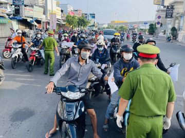 TP.HCM giãn cách theo Chỉ thị 16: Ngày đầu tuần, ùn ùn người đưa 'giấy thông hành' - ảnh 4