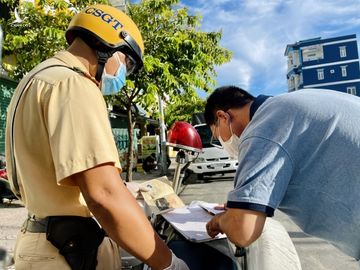 Chốt kiểm soát TP.HCM sáng 26.7: 'Không phải xe nào nói đi chở gạo cũng được' - ảnh 4