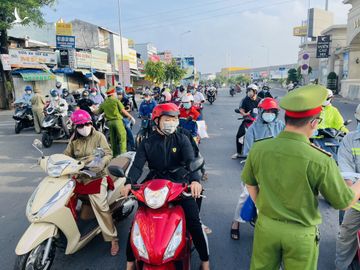 TP.HCM giãn cách theo Chỉ thị 16: Ngày đầu tuần, ùn ùn người đưa 'giấy thông hành' - ảnh 5