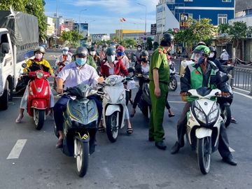 Chốt kiểm soát TP.HCM sáng 26.7: 'Không phải xe nào nói đi chở gạo cũng được' - ảnh 1