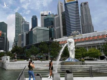 Singapore đang có kế hoạch để coi Covid-19 như một loại bệnh ít đe dọa hơn, giống như bệnh cúm. Ảnh: AFP/Getty.