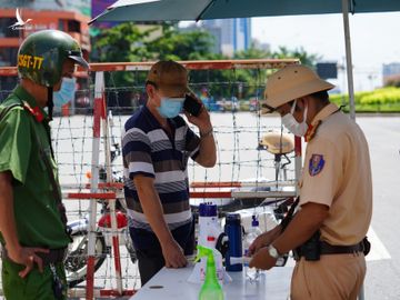 Cuối tuần, từ Bình Thạnh ra Bưu điện thành phố ‘coi có gì hay’, bị phạt ngay - ảnh 5