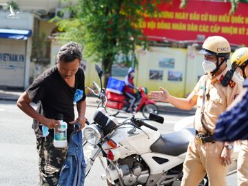 Cuối tuần, từ Bình Thạnh ra Bưu điện thành phố ‘coi có gì hay’, bị phạt ngay - ảnh 1