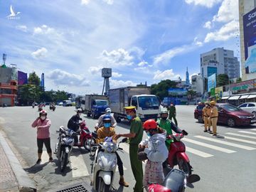 Cuối tuần, từ Bình Thạnh ra Bưu điện thành phố ‘coi có gì hay’, bị phạt ngay - ảnh 7