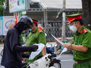 TP.HCM giãn cách: CSGT phạt 2 triệu đồng hàng loạt người ở quận này đi quận khác 'mua đồ' - ảnh 2