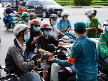 TP.HCM giãn cách: CSGT phạt 2 triệu đồng hàng loạt người ở quận này đi quận khác 'mua đồ' - ảnh 6