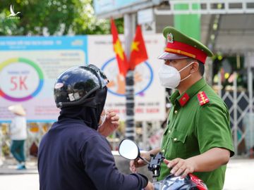 TP.HCM giãn cách: CSGT phạt 2 triệu đồng hàng loạt người ở quận này đi quận khác 'mua đồ' - ảnh 3