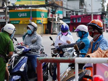 TP.HCM giãn cách: CSGT phạt 2 triệu đồng hàng loạt người ở quận này đi quận khác 'mua đồ' - ảnh 4