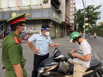 Tổ công tác P.7 kiểm tra người ra đường trong thời gian giãn cách. /// ẢNH: TRẦN TIẾN