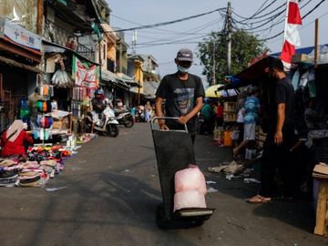 Trong tuần vừa qua, Indonesia có 4 ngày ghi nhận số người chết do Covid-19 cao kỷ lục, trong đó có ngày 23/7 ghi nhận 1.566 ca tử vong. Ảnh: Reuters