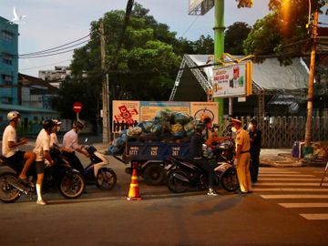 Ghi nhận ngày đầu áp dụng không ra đường từ 18 giờ: 'Tôi mới tiếp xúc F0' - ảnh 14