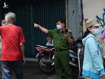 Công an và quân đội được giao nhiệm vụ kiểm tra việc giãn cách trong các khu phong tỏa /// Ảnh: Sỹ Đông