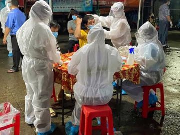 Lấy mẫu xét nghiệm sàng lọc tại TP.Biên Hòa. /// ẢNH: GIA KHÁNH