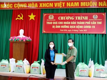 Công an An Giang tặng gần 1.000 suất quà cho bà con nghèo TP Cần Thơ - Ảnh 1.