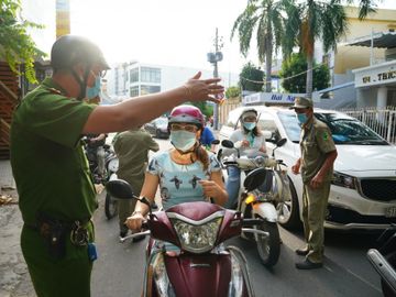 Chốt kiểm soát dịch Covid-19 trên đường Thích Quảng Đức, P.4, Q.Phú Nhuận, TP.HCM /// Ảnh: Độc Lập