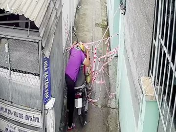Người đàn ông tự tháo dây phong tỏa trong khu có 4 F0 để qua lại - 1 Người đàn ông tự tháo dây phong tỏa trong khu có 4 F0 để qua lại - 1