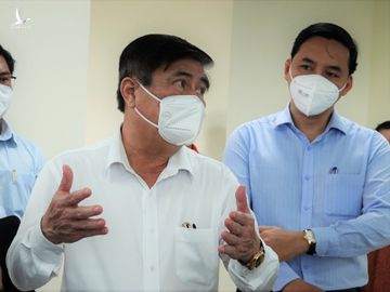 Chủ tịch UBND TP.HCM Nguyễn Thành Phong tại buổi kiểm tra trung tâm tiếp nhận thông tin cấp cứu ở Công viên Phần mềm Quang Trung vào trưa 27.7 /// Ảnh: Sỹ Đông