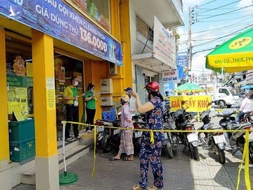 TP.HCM ngày chưa từng có, tập quen mua bán kiểu mới