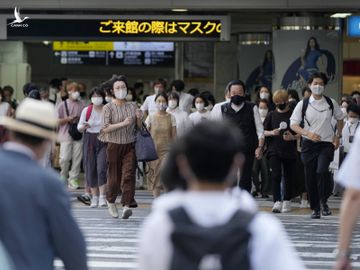 Người dân bên ngoài một ga tàu điện ở Osaka hôm 29/7. Ảnh: Kyodo.