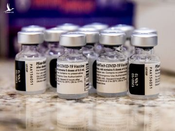 Các lọ vaccine Pfizer tại một điểm tiêm chủng ở Henderson, bang Nevada, Mỹ hồi tháng 2. Ảnh: Bloomberg.