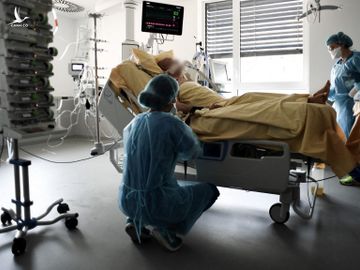 Bệnh nhân Covid-19 điều trị ở ngoại ô thủ đô Paris của Pháp hôm 22/7. Ảnh: AFP.