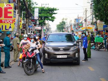 Lực lượng chức năng Gò Vấp kiểm tra trên đường Phan Huy Ích /// Ảnh: Độc Lập