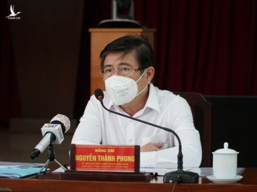 Chủ tịch UBND TP.HCM Nguyễn Thành Phong: ‘Tuyệt đối không để bà con thiếu đói - Ảnh 1.