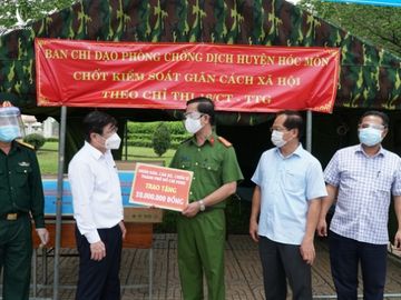 Chủ tịch UBND TP.HCM Nguyễn Thành Phong: ‘Tuyệt đối không để bà con thiếu đói - Ảnh 2.