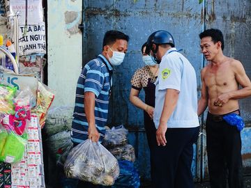 Nhiều người ở TP HCM bị xử phạt vì ra ngoài không có lý do chính đáng - Ảnh 9.