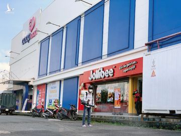 Cán bộ y tế phun hóa chất khử khuẩn các khu vực liên quan tại Siêu thị Coop Mart Bạc Liêu /// Ảnh: TRẦN THANH PHONG