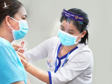 Một phụ nữ được tiêm vaccine phòng Covid-19 AstraZeneca tại Khu công nghiệp Tân Phú Trung (Củ Chi, TP.HCM) vào tháng 6/2021. Ảnh: Phong Lan.