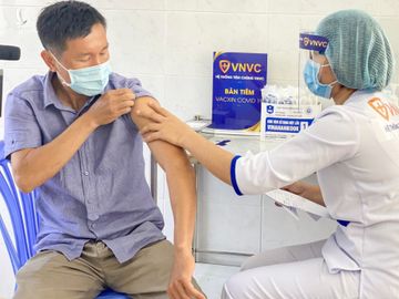 Người lớn tuổi là đối tượng khuyến khích nên tiêm vaccine Covid-19. Ảnh: Phong Lan.