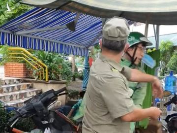 Phường thông tin về clip bảo vệ dân phố tát tài xế Grab lan truyền trên mạng - ảnh 1