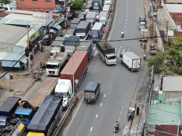 Ket xe cua ngo TP.HCM - Binh Duong ngay dau phong toa toan thanh pho anh 2