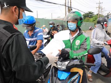 Ket xe cua ngo TP.HCM - Binh Duong ngay dau phong toa toan thanh pho anh 3