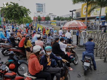 xep hang nhieu gio van khong vao duoc sieu thi anh 1